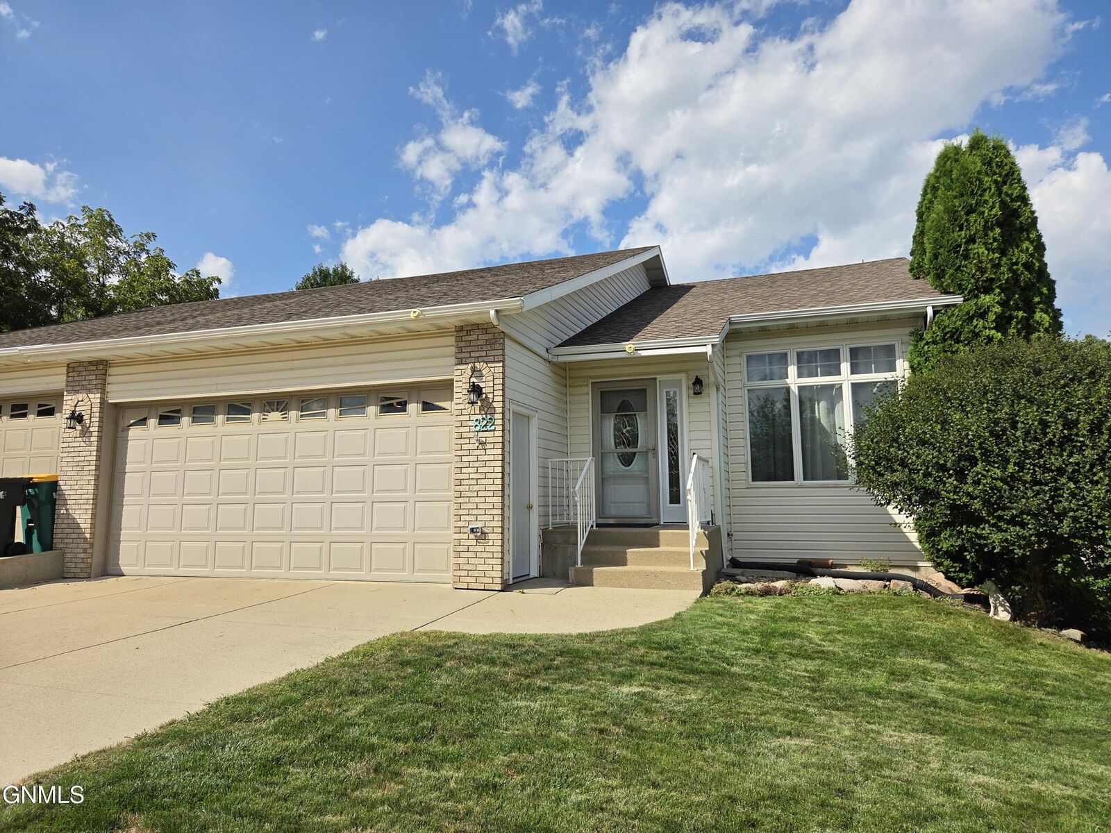 Property Photo:  822 Interstate Avenue W  ND 58503 