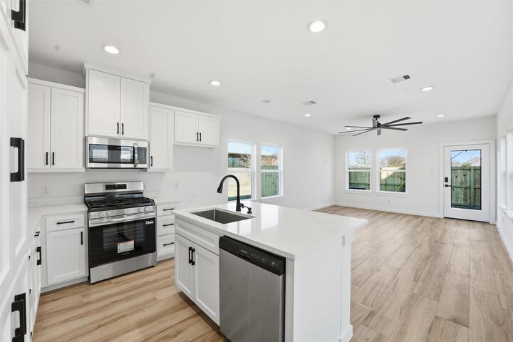Property Photo: 530 N 4th Street TX 77571