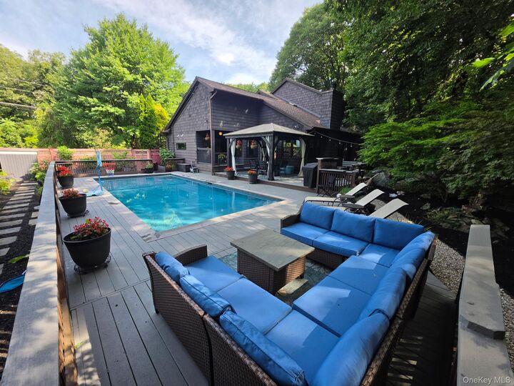 Property Photo:  11 Coach Hill Drive Danbury, Ct  CT 06811 
