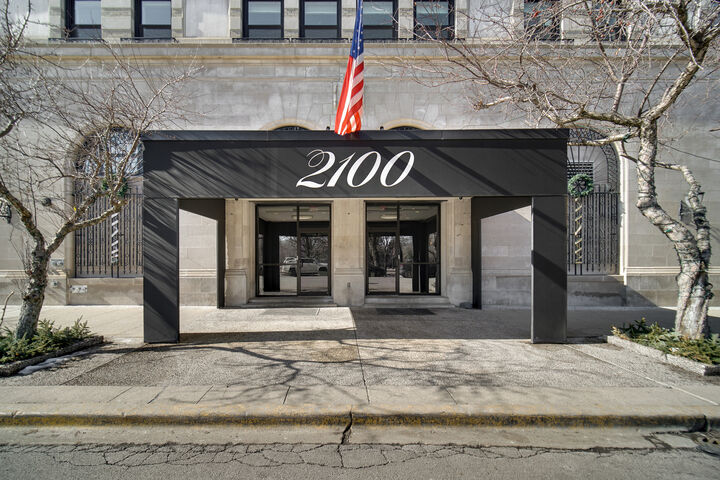 Property Photo:  2100 N Lincoln Park West Avenue 7fn  IL 60614 