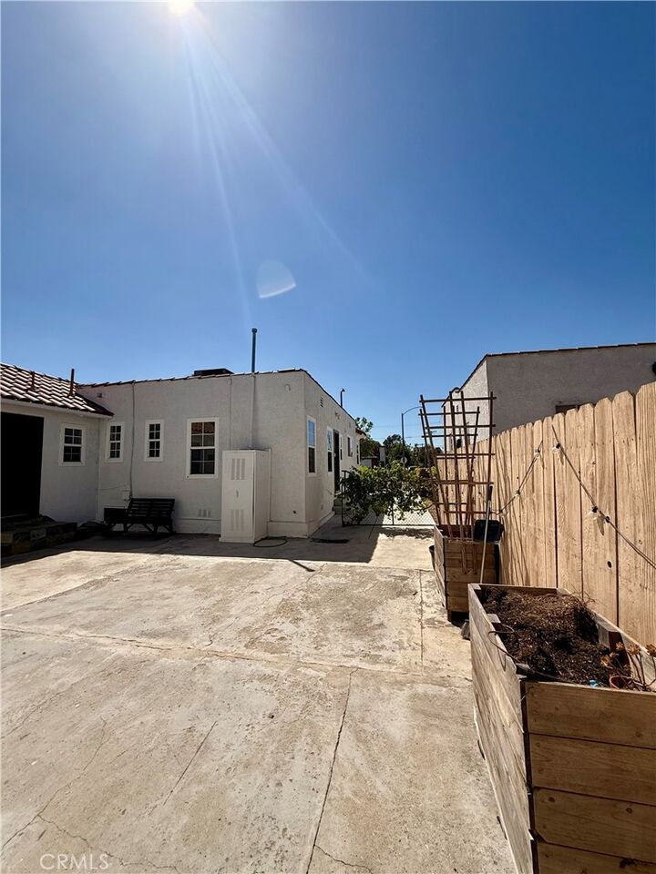 Property Photo:  1572 Ridgely Drive S 1/2  CA 90019 