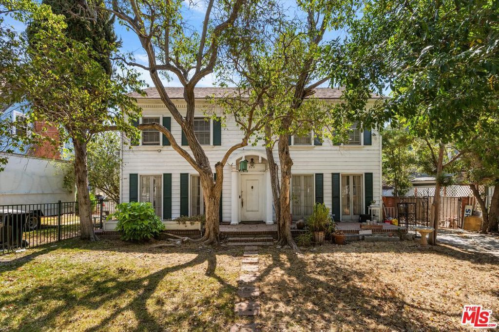 Property Photo:  820 5th Avenue  CA 90005 