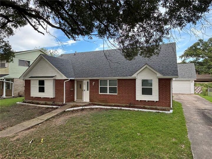 Property Photo:  2020 Easter Lane  LA 70114 