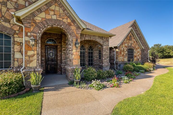 Property Photo:  124 Carnes Court  TX 76082 