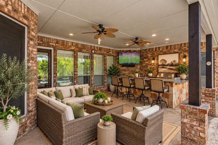 Property Photo: 124 Carnes Court TX 76082