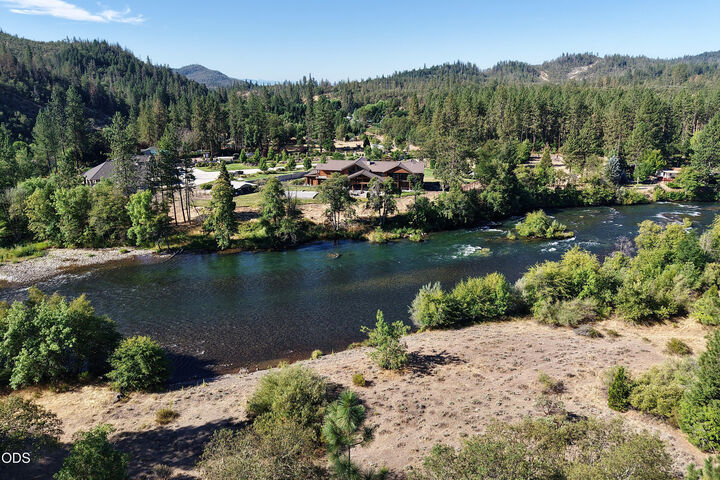 Property Photo: 2579 Old Ferry Road OR 97539