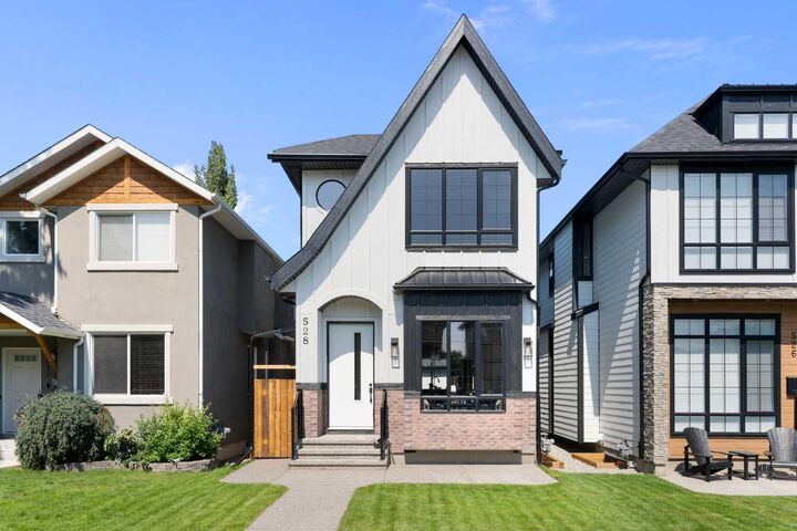 528 52 Avenue SW — photo 1