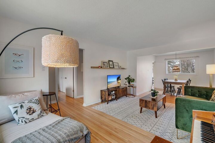 Property Photo:  254 Hendon Drive NW  AB T2K 1Z5 