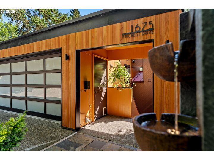 Property Photo: 1675 Fircrest Dr OR 97403