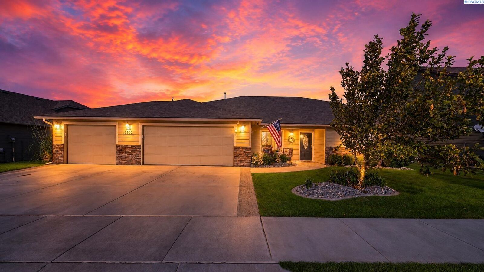 Property Photo: 3102 S Dawes St WA 99338