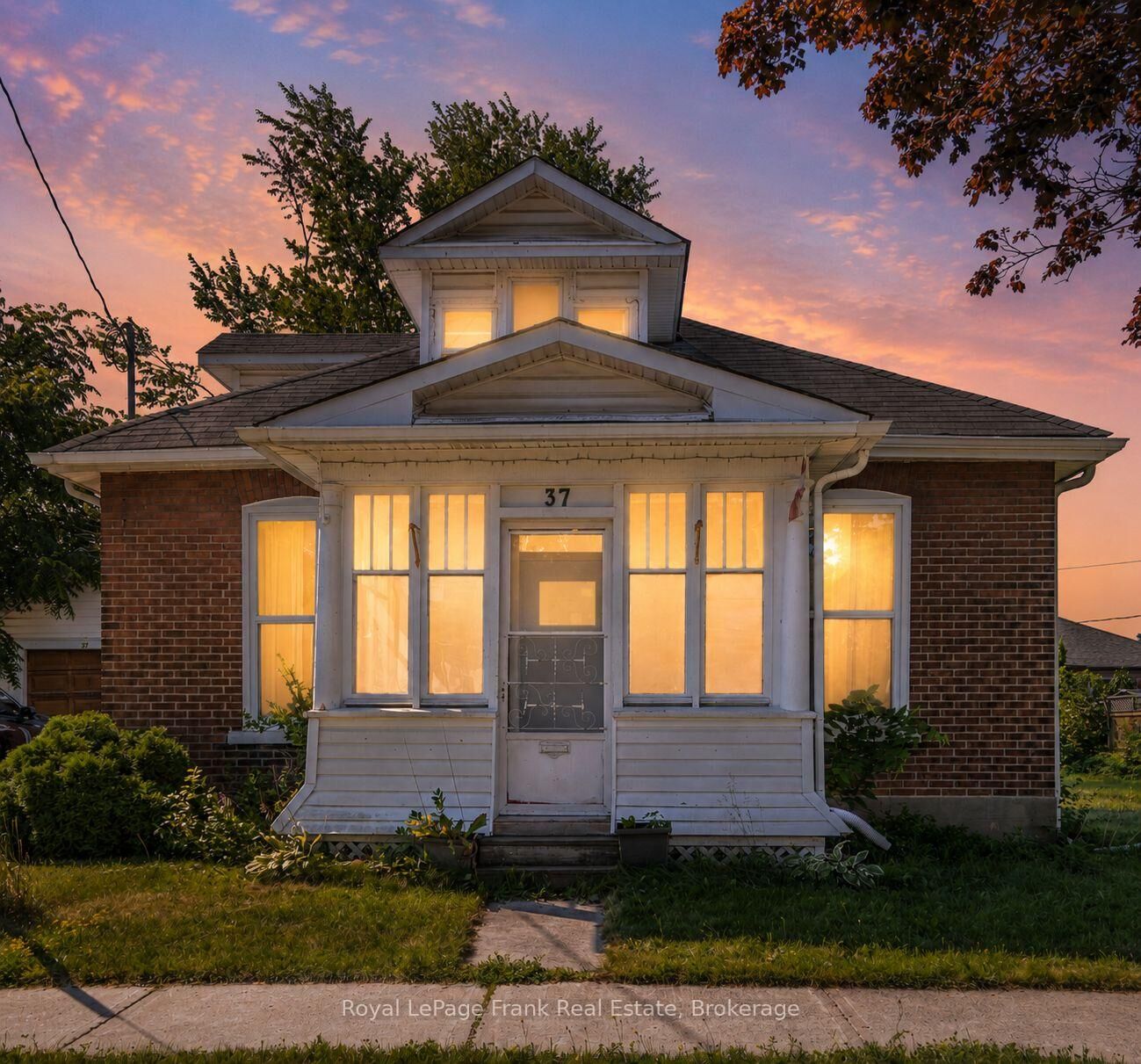 Property Photo:  37 Durham Street W  ON K9V 2P3 