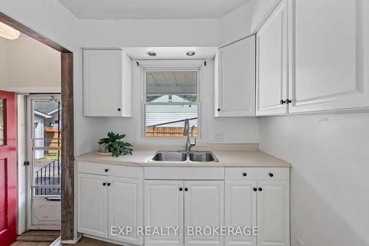 Property Photo:  650 Hillside Drive  ON K7G 2E4 