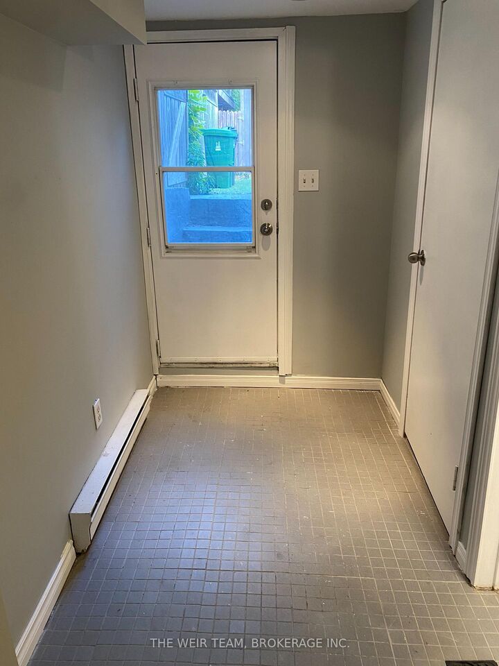 Photo de la propriété:  61 Rushbrooke Avenue Lower  ON M4M 3A8 