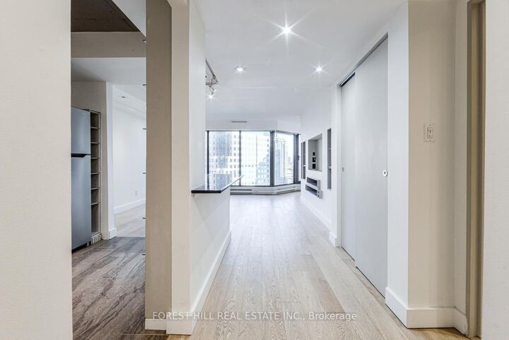 Property Photo: 65 Harbour Square 1707 ON M5J 2L4