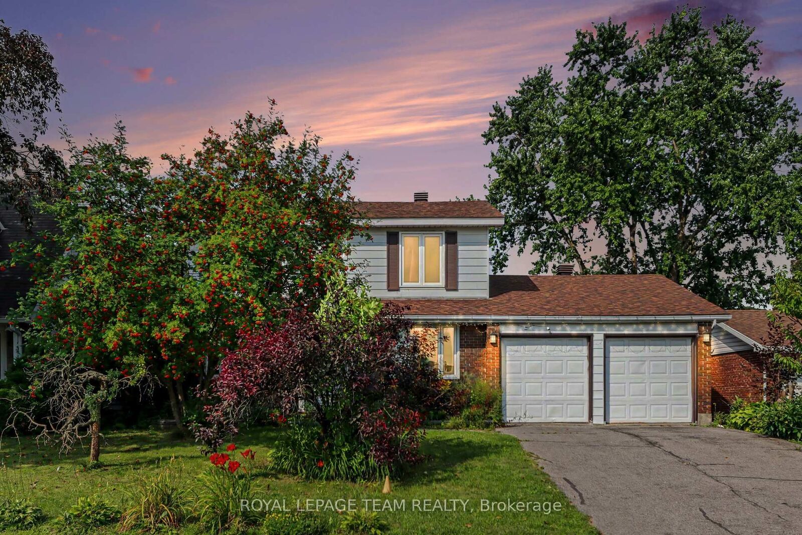 Property Photo: 638 Laverendrye Drive ON K1J 7C4