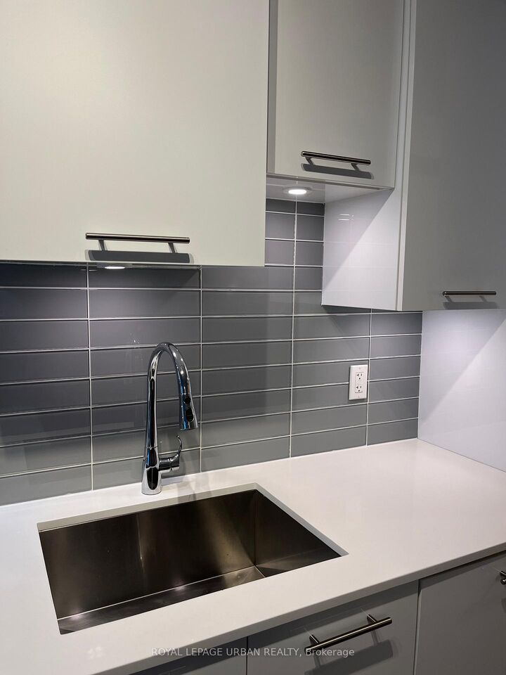 Property Photo:  99 Broadway Avenue 1007  ON M4P 0E3 