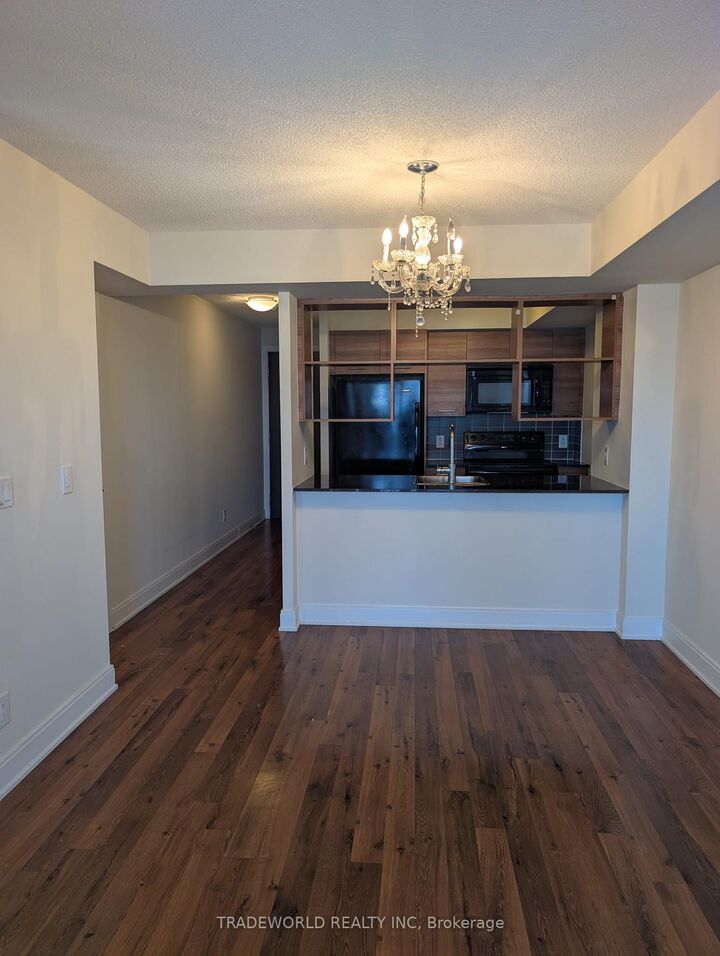 Property Photo: 135 Village Green Square 1622 ON M1S 0G4