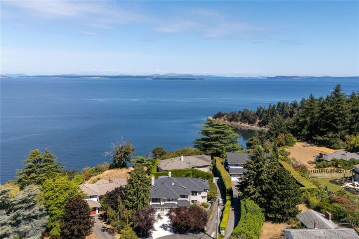 Property Photo:  4596 Bonnieview Pl  BC V8N 3V6 