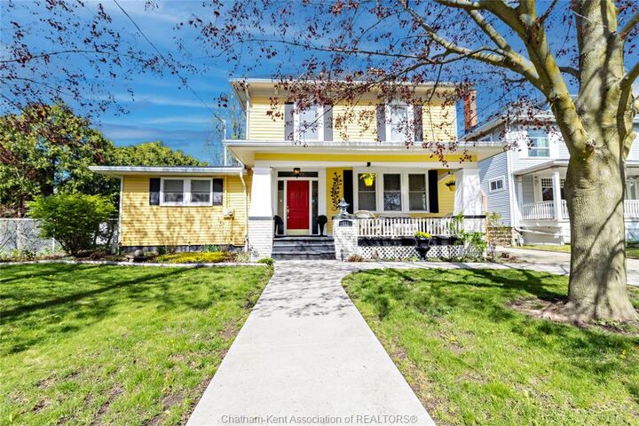 335 Wellington Street West — photo 1