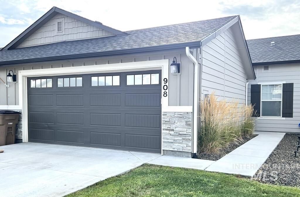 Property Photo:  908 S Beaver Creek Way  ID 83617 