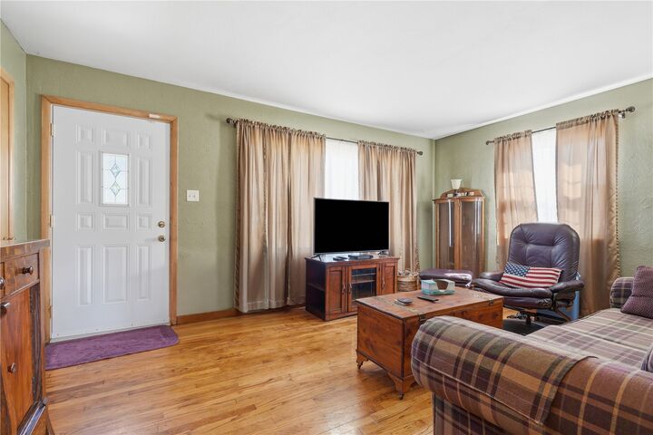 Property Photo:  709 37th St NE  IA 52402 