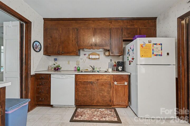 Property Photo: 6869 Dumbarton Drive NC 28210