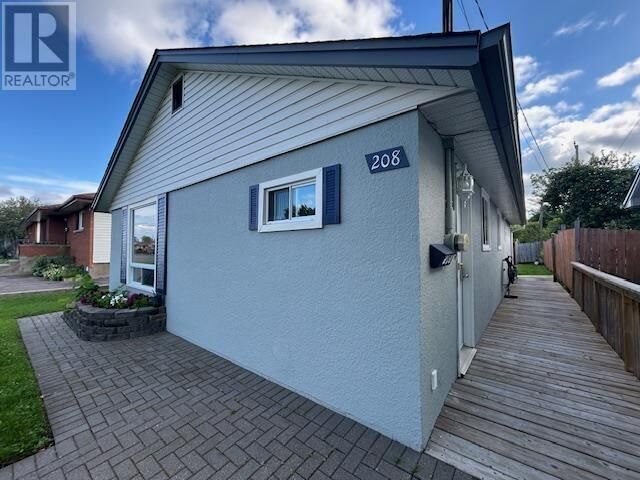 Property Photo: 208 Gordon St ON P7E 4T3