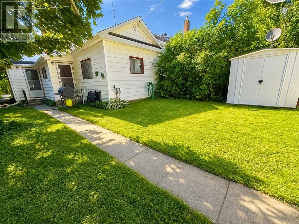 Property Photo:  328 Donovan Street  ON P3C 3Z5 