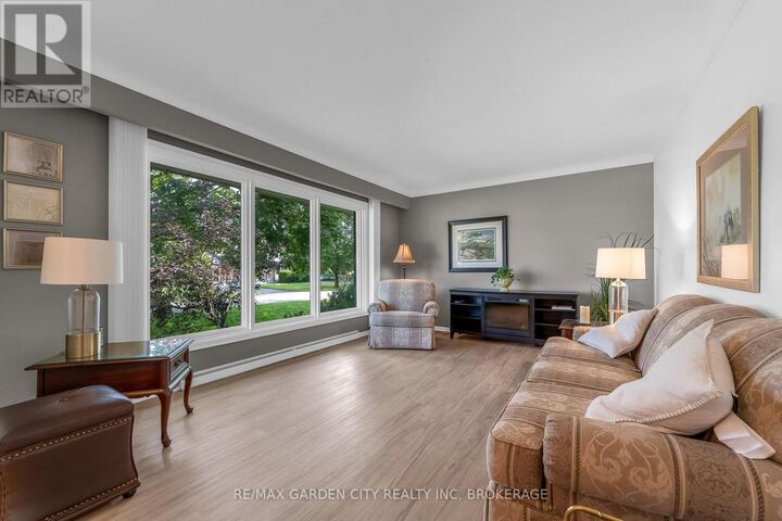 Property Photo: 4 Regina Avenue ON L2M 3G6