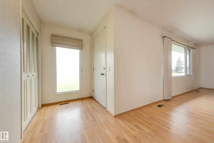 Property Photo:  13816 90 Street NW  AB T5E 3N3 