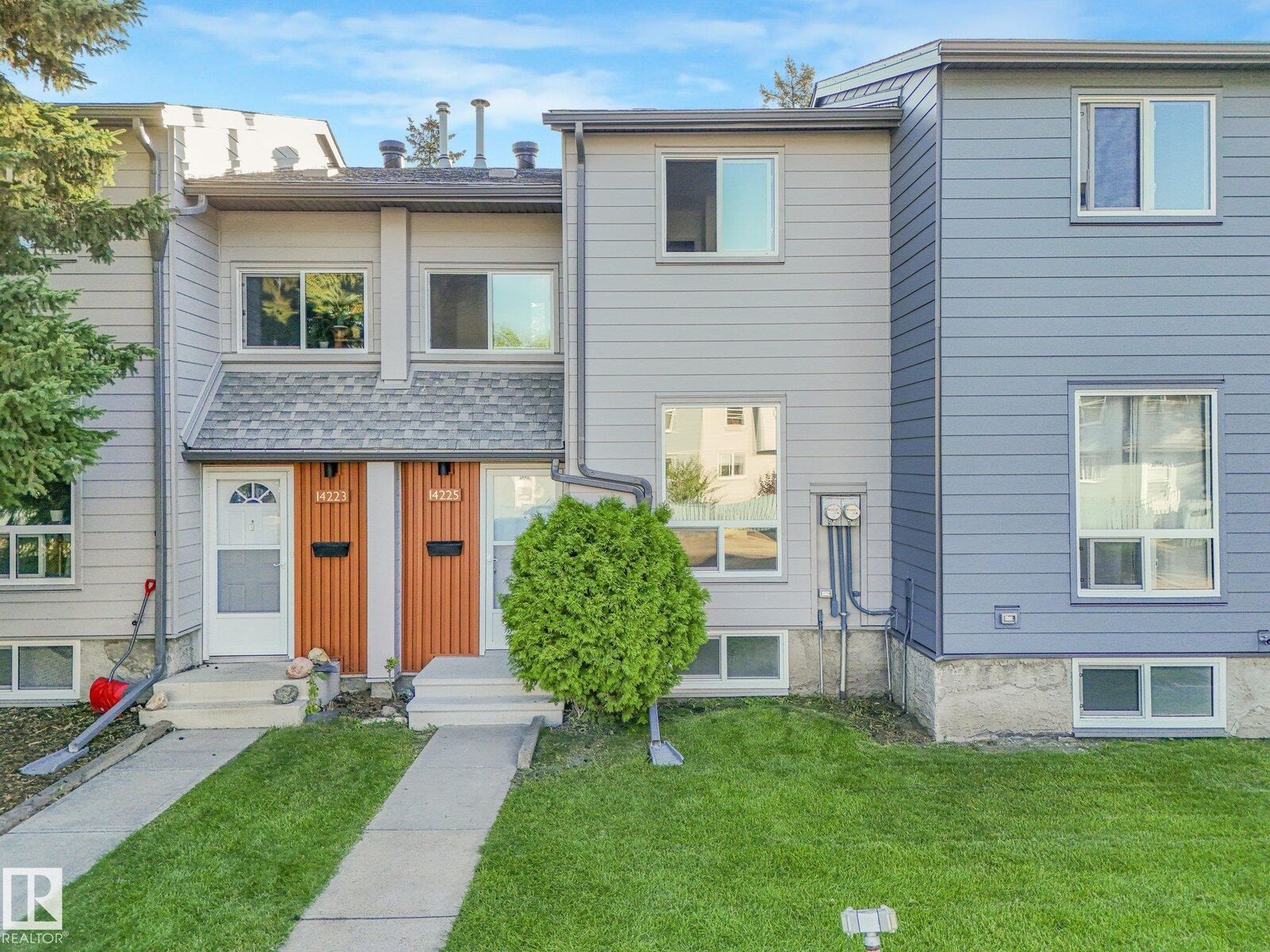 Property Photo:  14225 32 Street NW  AB T5Y 1H3 