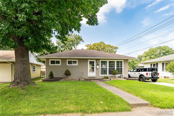 Property Photo:  2929 Wayne Avenue  IL 62040 