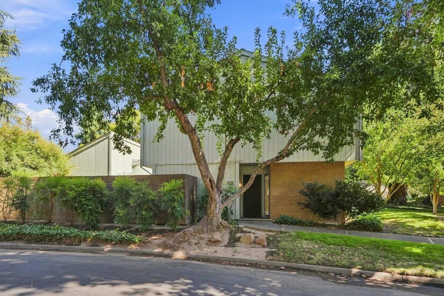 Property Photo: 800 Elmhurst Circle CA 95825