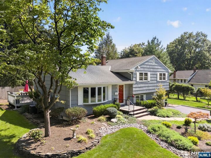 Property Photo:  4 Kenyon Court  NJ 07648 