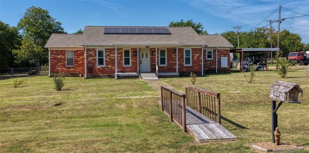 Property Photo: 200 E Crossmain TX 76670