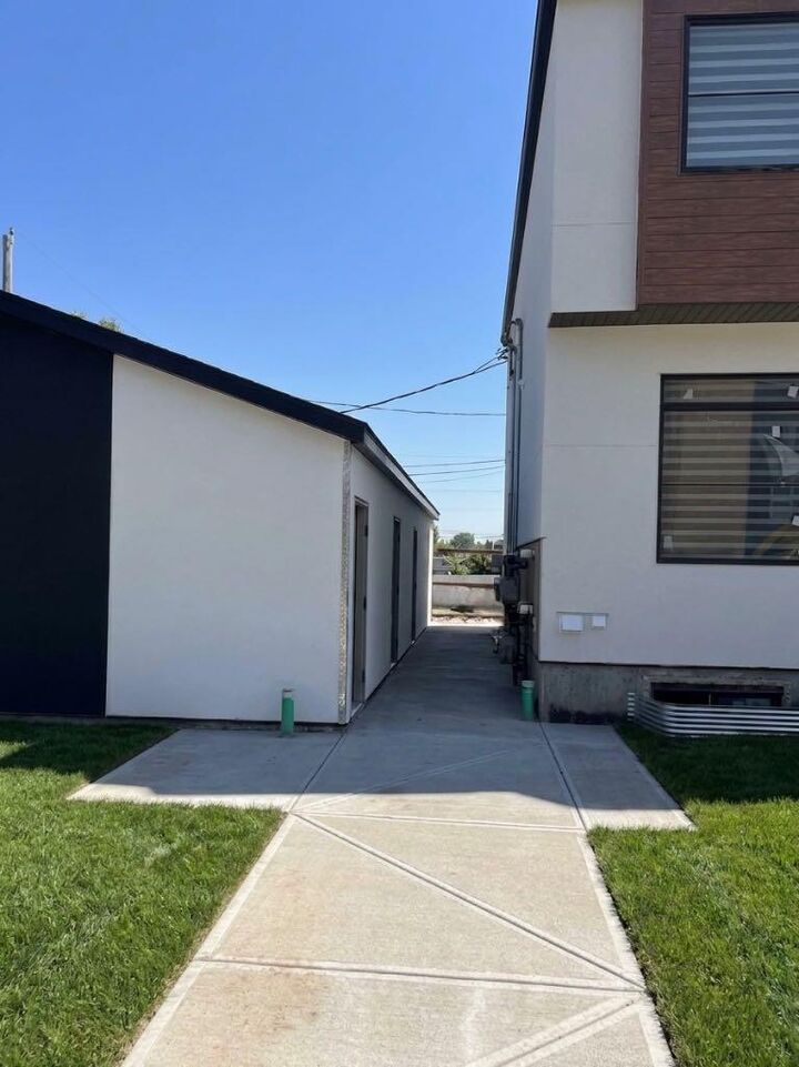 Property Photo: 2910 1 Street NW AB T2M 3R9