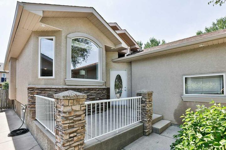 Property Photo:  54 Rivercrest Court W  AB T1K 7P4 