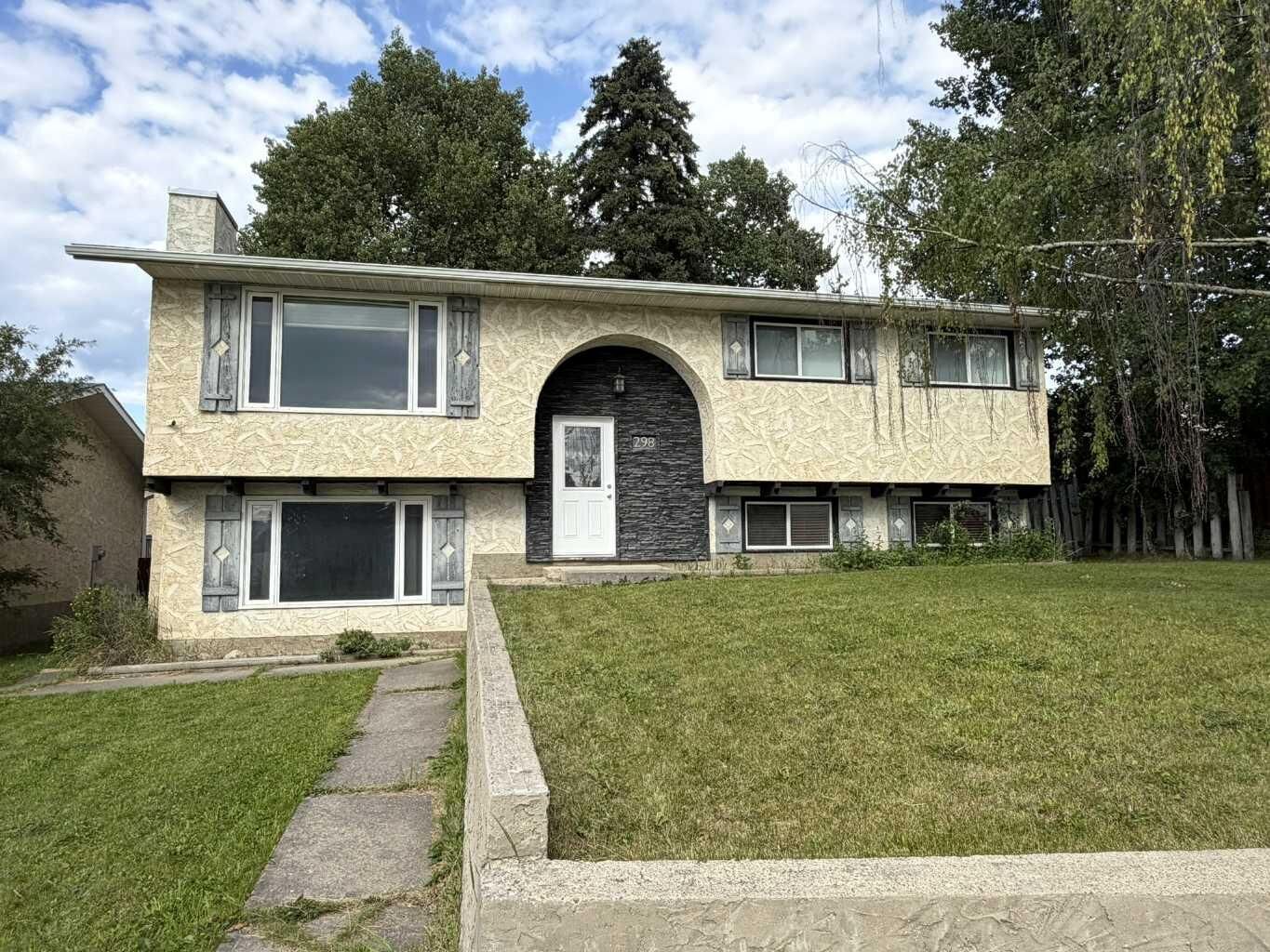 Property Photo: 298 Mountain Street AB T7V 1M4