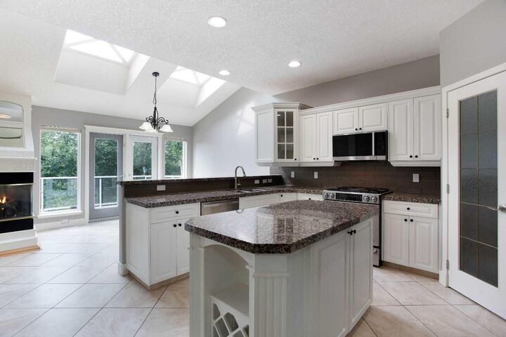 Property Photo:  3414 Douglasdale Boulevard SE  AB T2Z 3A8 