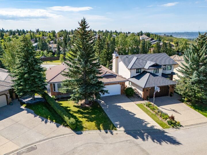 Property Photo: 37 Edgeview Road NW AB T3A 4T7