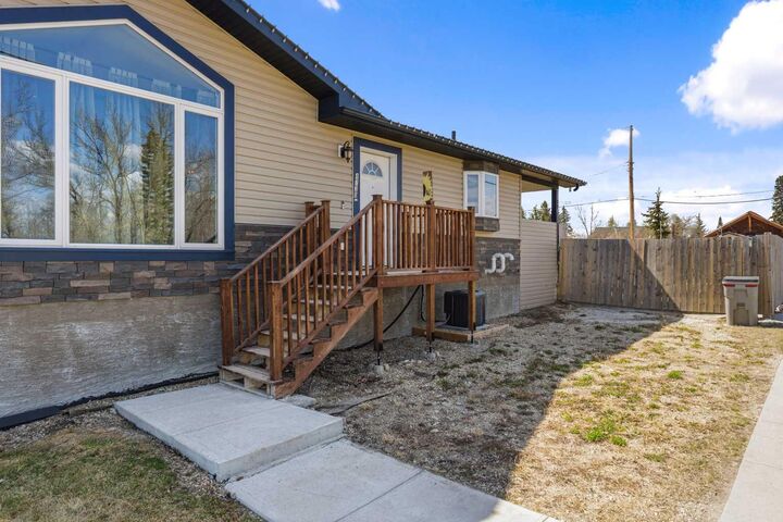 Property Photo:  4730 52 Street  AB T0E 1N0 