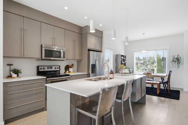 Property Photo: 5305 32 Avenue SW 2101 AB T3E 8A2