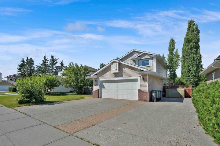 Property Photo:  62 West Mitford Crescent  AB T4C 1L2 