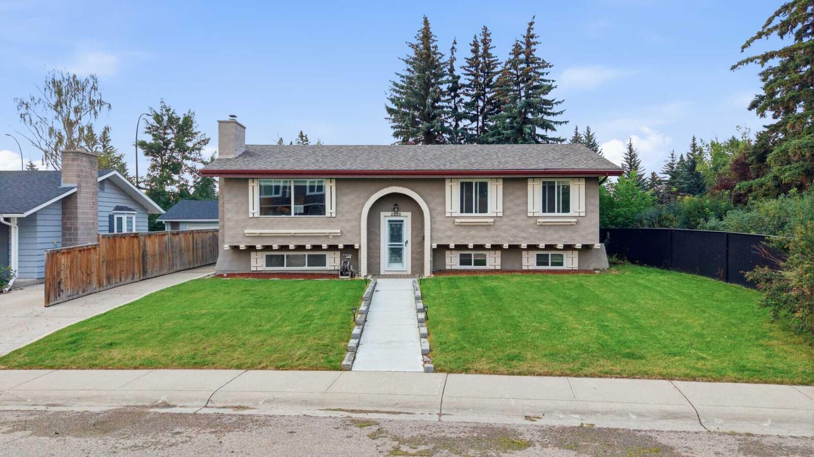 Property Photo: 2220 Paliswood Road SW AB T2V 4Y6