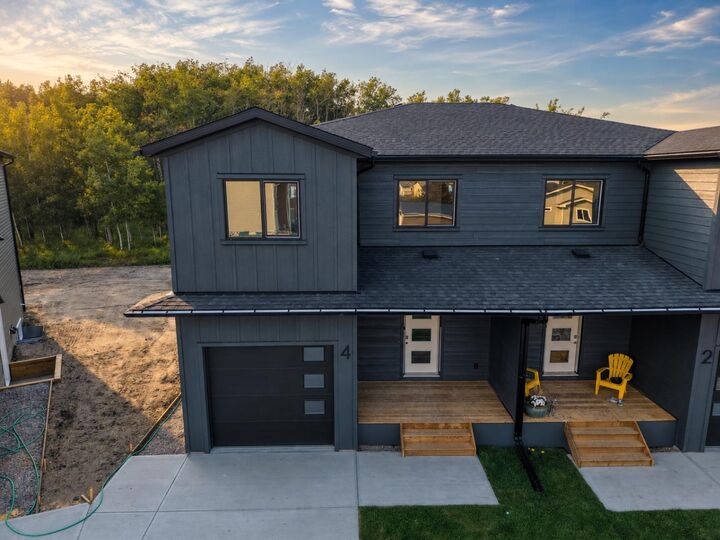 Property Photo: 4 Valarosa Park AB T0M 0W0