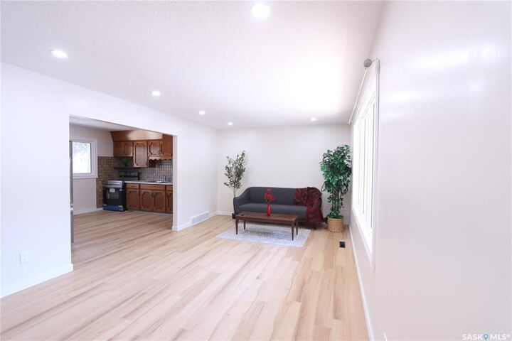 Property Photo: 2910 Avonhurst Drive SK S4R 3J5