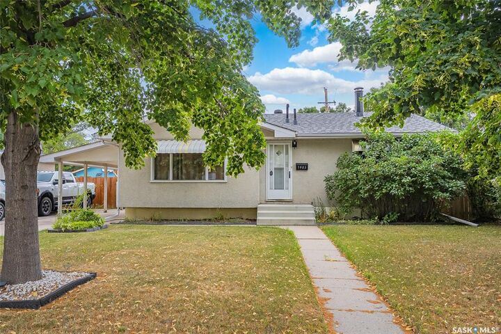 1903 Wilson Crescent — photo 1