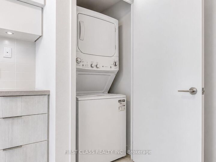 Property Photo:  8 Eglinton Avenue E 612  ON M4P 0C1 