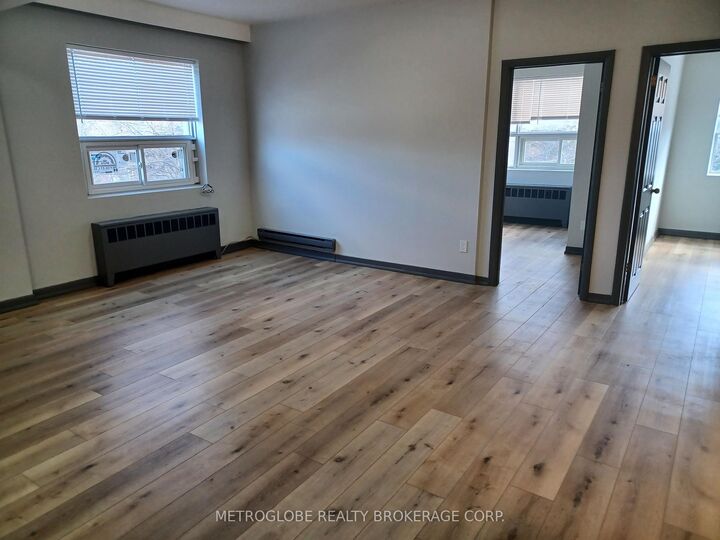 Property Photo:  191 Lakeshore Road E 11  ON L5G 1G2 