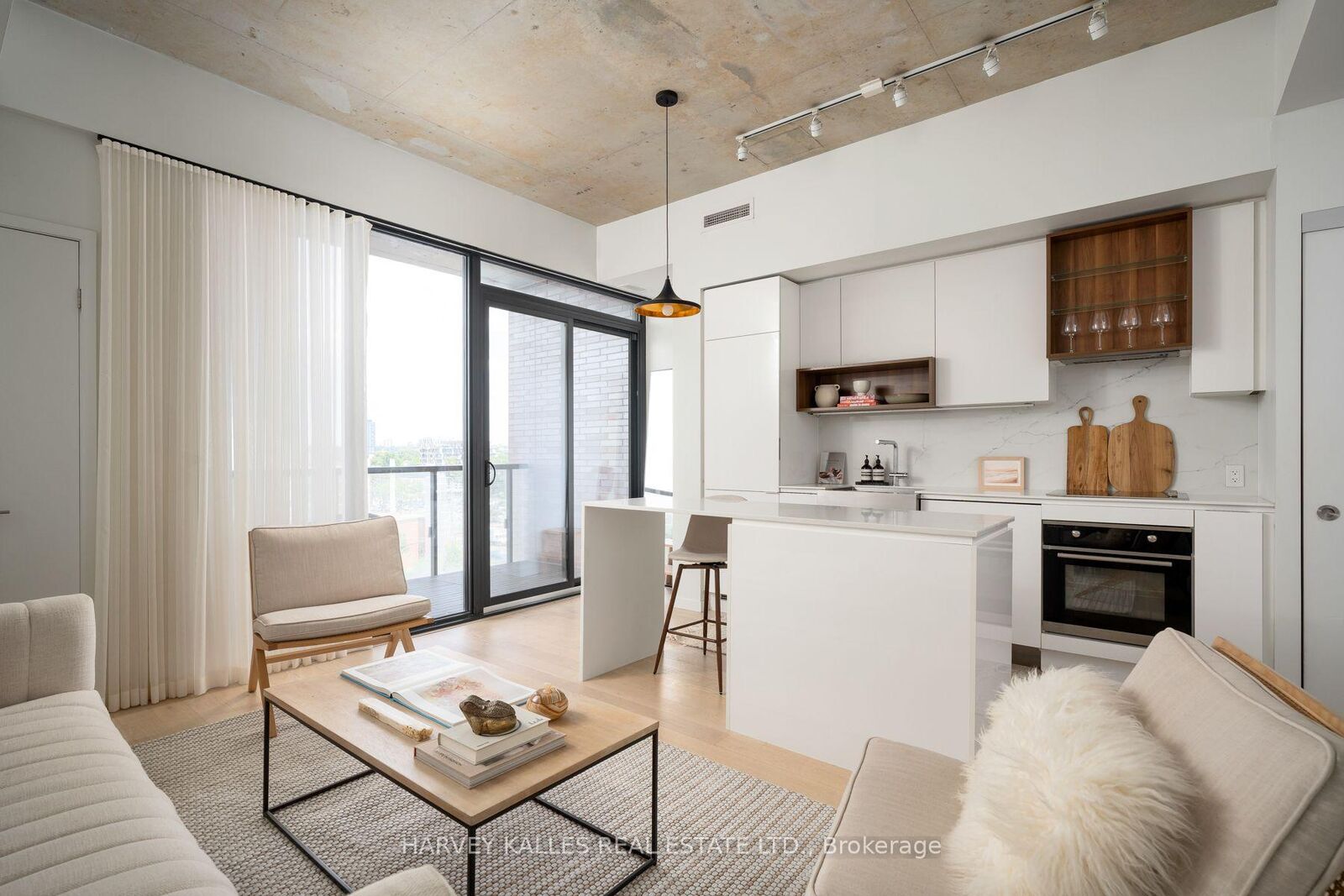 Property Photo: 383 Sorauren Avenue 809 ON M6R 0A4